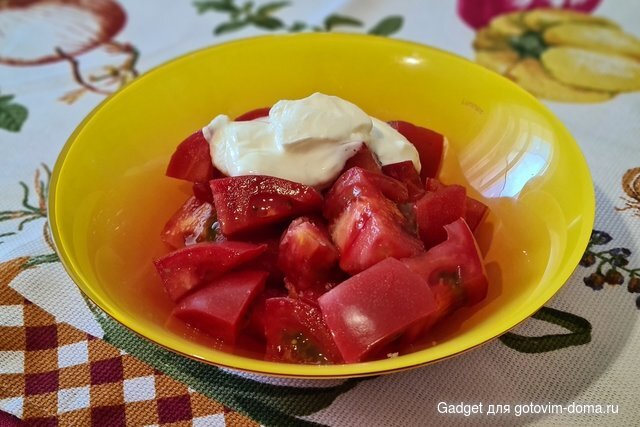салат из помидоров с огурцами (22).jpg