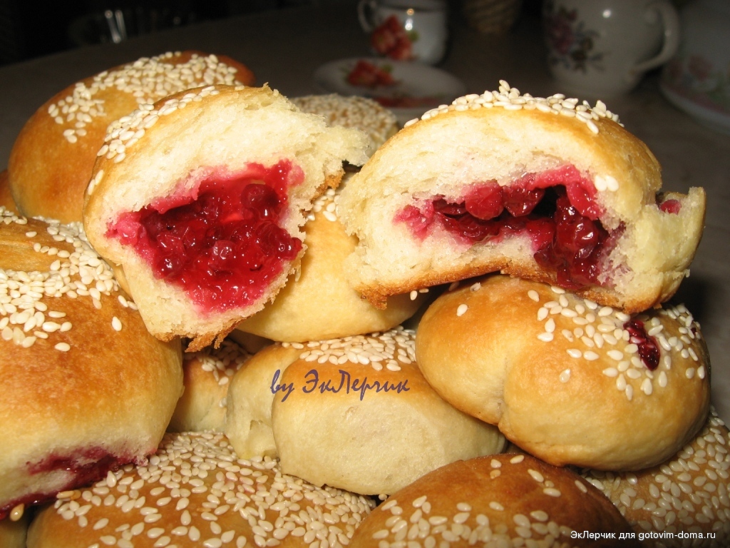 Пирожки с брусникой из дрожжевого