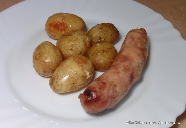 Молода картопля, запечена з сосисками.JPG