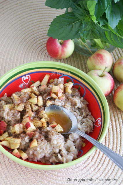 Каша овсяная с яблоками, медом и корицей.jpg
