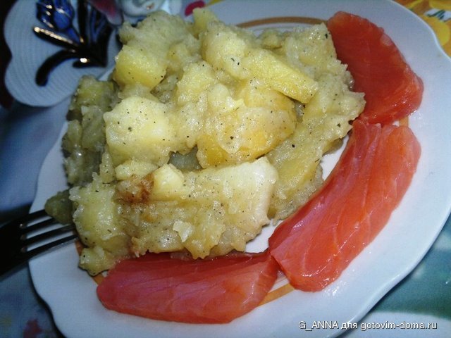 тушённая картошечка с луком и форелькой.jpg
