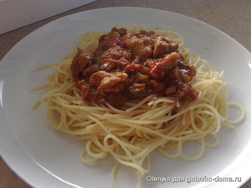 гуляш (тушенный с овощами) и спагетти.jpg