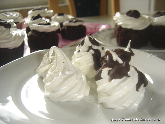 Cupcakes mit Zefirhaube (6).JPG
