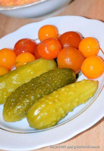 Маринованные огурцы и черри.jpg