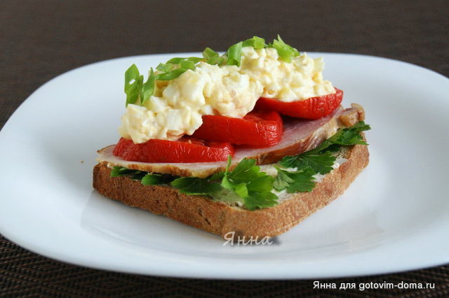 Smørrebrød - Бутерброд с ветчиной и яичным салатом.jpg