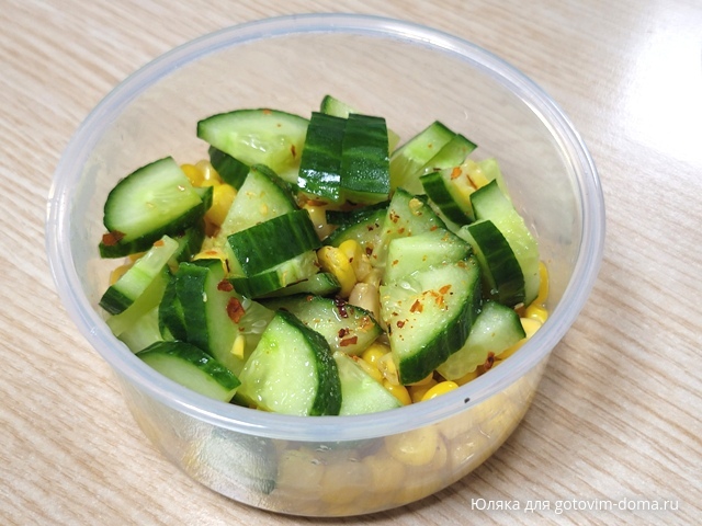 салат из огурцов с кукурузой.jpg