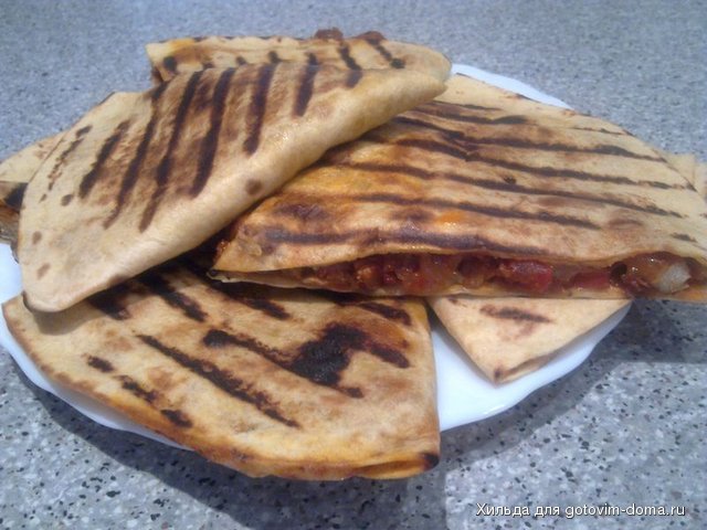 Кесадилья с курицей и чеддером.jpg