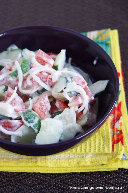 салат из огурцов и помидоров с луком и сметаной.jpg