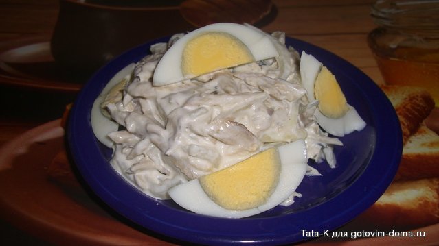 Салат с отварной рыбой и маринованным луком.JPG