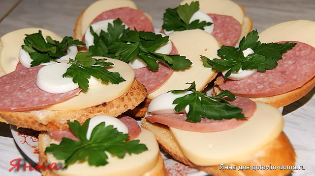 бутерброды с колбасным сыром,колбасой и яйцом.jpg