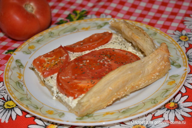 тарт из слоеного теста с творожной начинкой и томатами.JPG