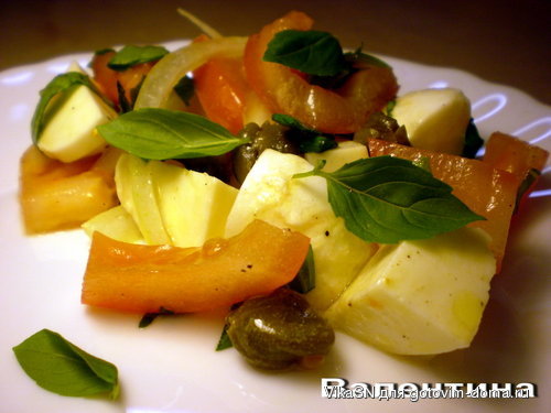 Салат с помидорами, каперсами и моцареллой.jpg