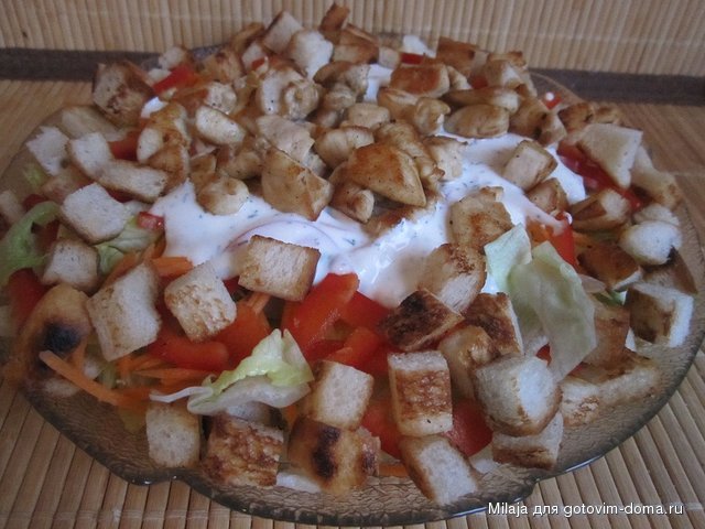 Салат с курицей, перцем и гренками.JPG