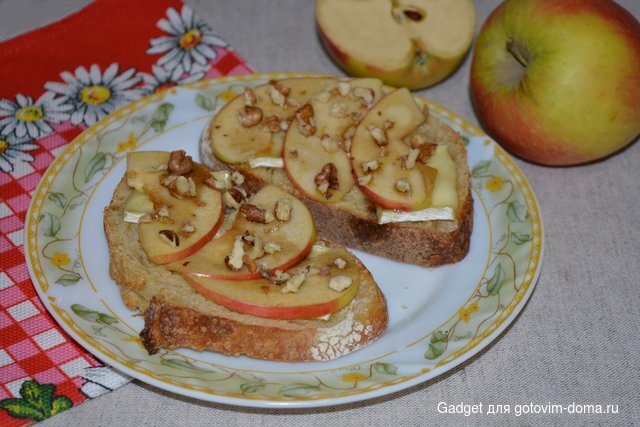 брускетта с сыром бри, яблоками, орехами и медом.JPG