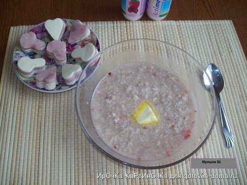 каша с клубникой и бутерброды с сыром и ветчиной.jpg