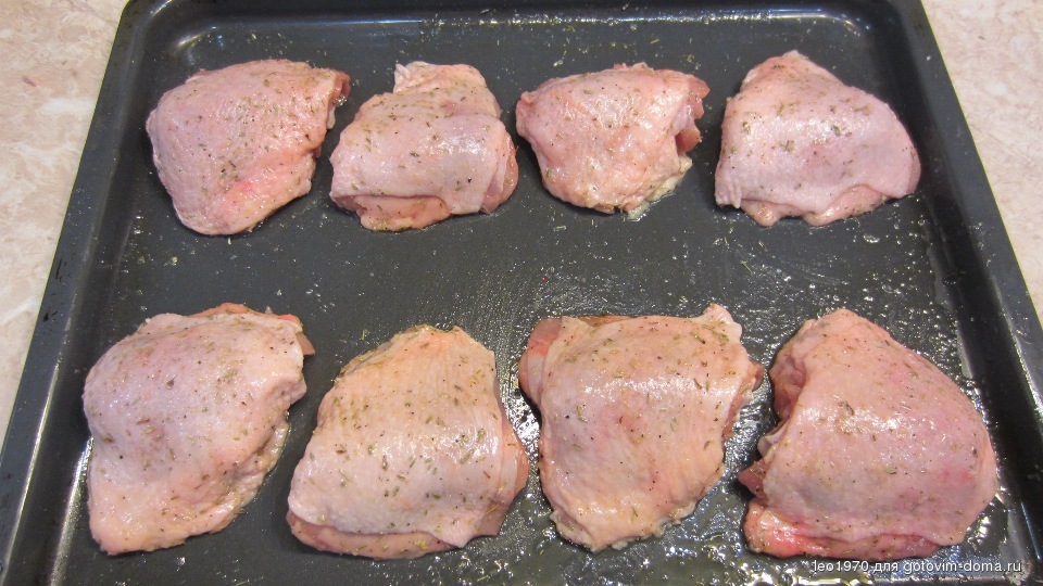Сколько готовится курица при 180. Куриные бедра в духовке. Бедро и грудка куриная. Обжаренное мясо выкладываем на противень. Филе бедра гриль в духовке.