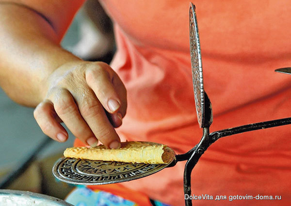 kuih kapit3m.jpg
