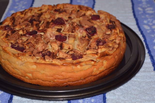 4творожная запеканка с яблоками и малиной.JPG