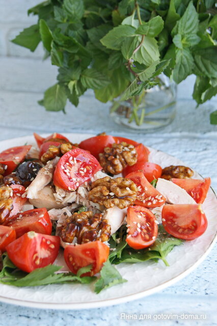 Салат с курицей и глазированными грецкими орехами.JPG