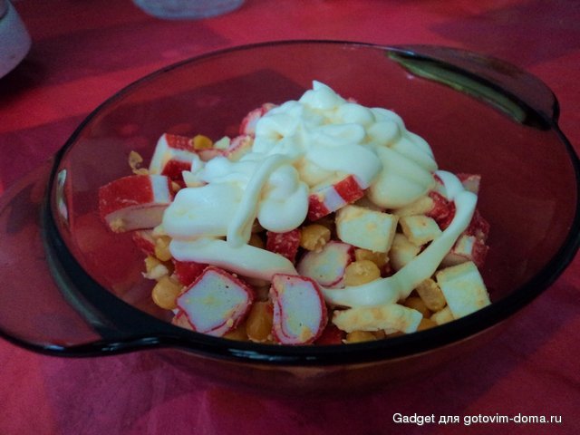 салат с крабовыми палочками.JPG