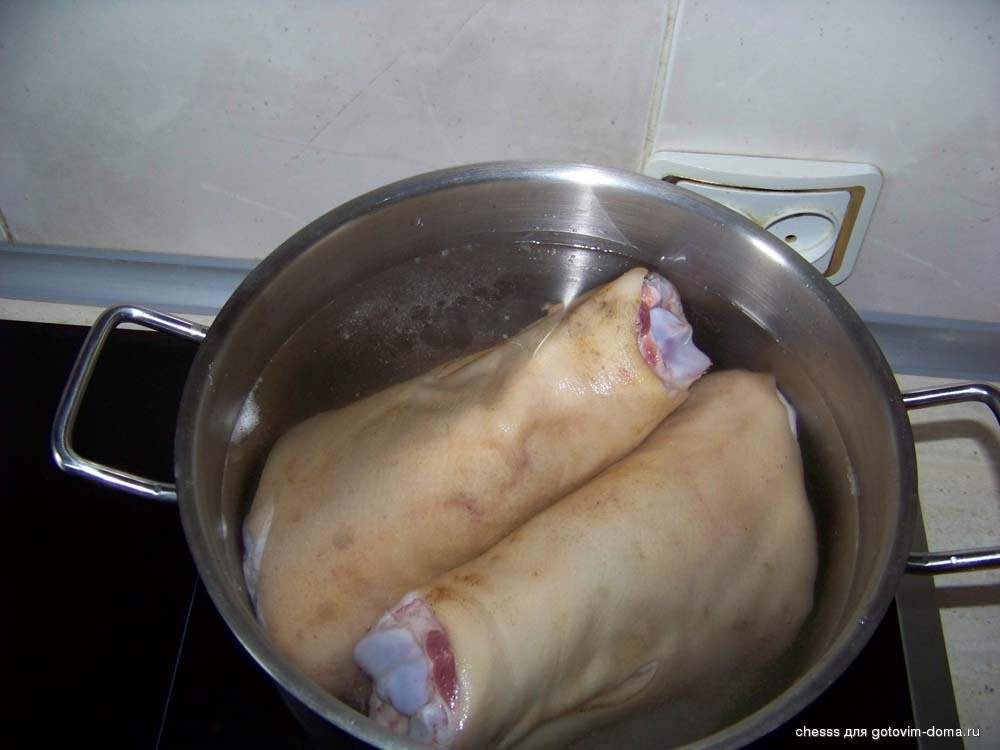 Рулет из свиной рульки вареный в кастрюле. Приготовление рульки свиной. Как приготовить рульку свиную в домашних. Холодец из рульки. Холодец из рульки свиной.