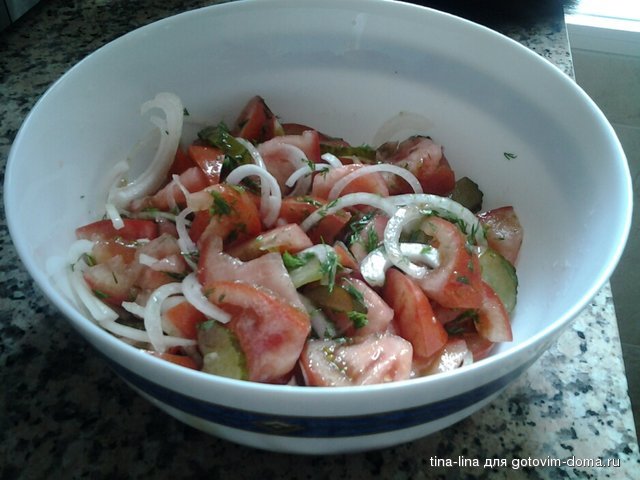 Салат с солёними огурцами и помидорами.jpg