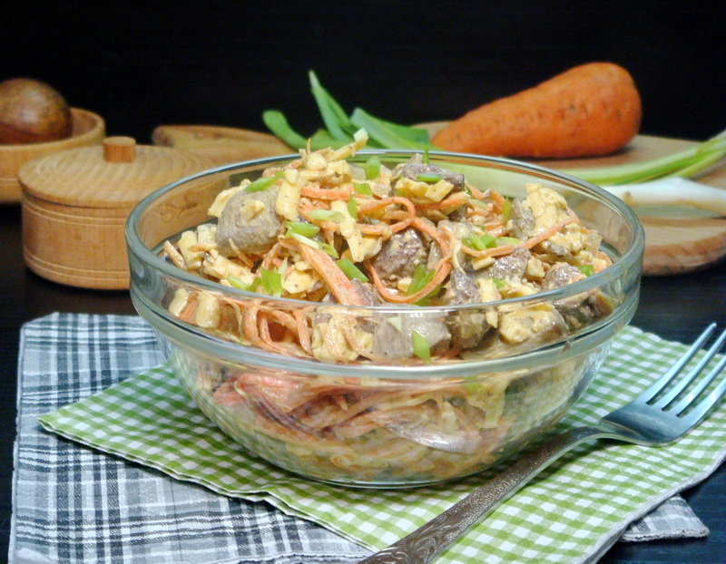 Салат с печенью и корейской морковью слоями