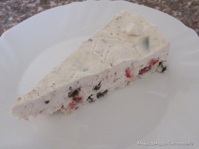 27.07. Торт- мороженое с клубникой, безе и шоколадом2.JPG