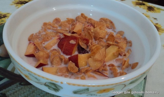 хлопья с молоком и персиком.JPG