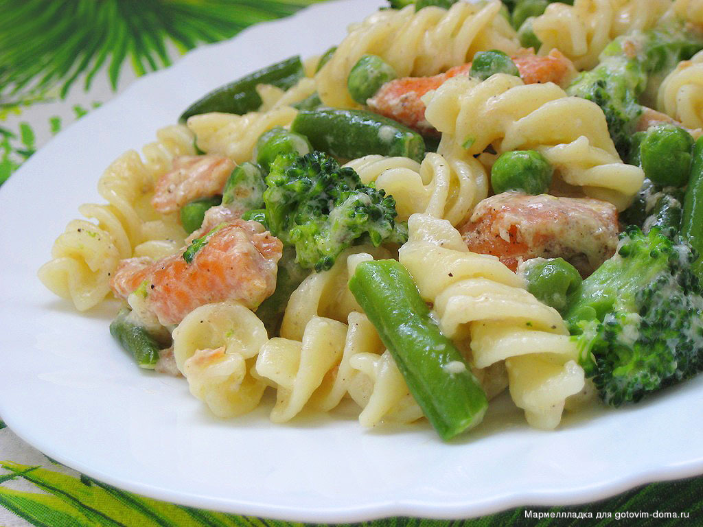 Овощи в сливочном соусе рецепт. Макароны с овощами. Паста с овощами. Спагетти с овощами. Паста на форель.