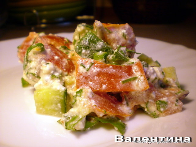 Салат із сиром, помідорами й огірками.jpg