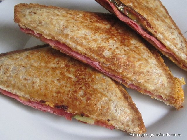11.06. Сэндвичи с сыром, салями и огурцом.JPG