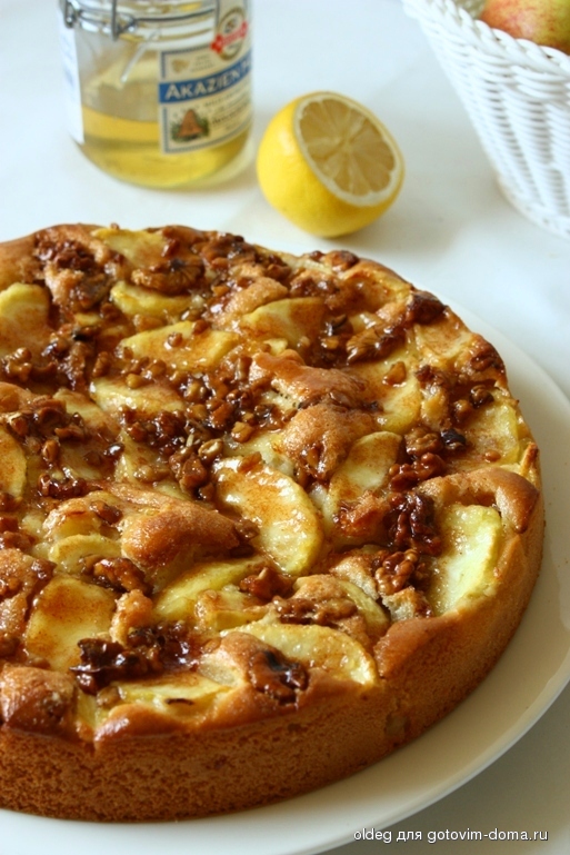 Пирог с яблоками и орехами