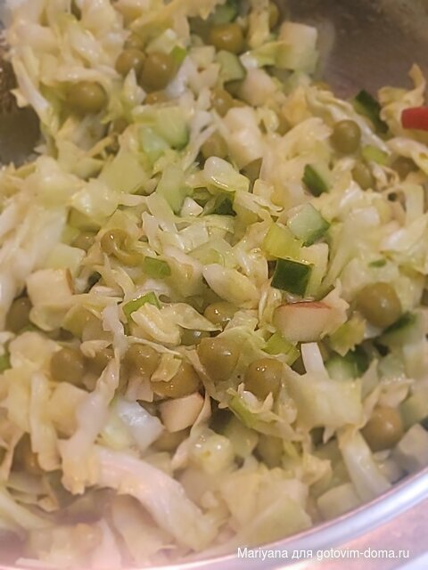 Капустный салат с яблоком и горошком.jpg
