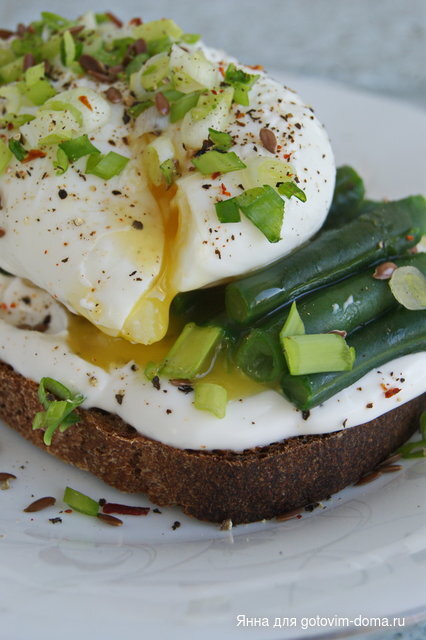 Smørrebrød- Датский бутерброд с фасолью и яйцом пашот.JPG