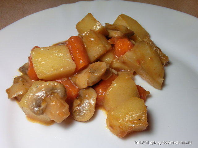 Картопля, тушкована з грибами.jpg