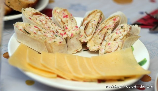 рулетики из лаваша с крабопалками.JPG