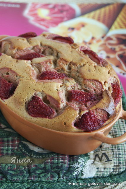 Творожная запеканка с молочным шоколадом и клубникой.jpg