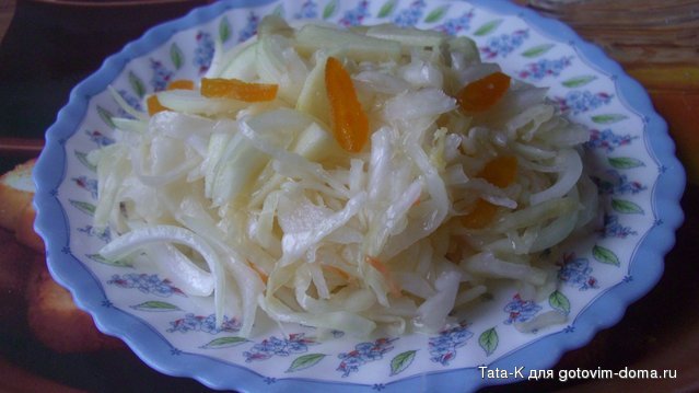 Салат из квашеной капусты с яблоком и сухофруктами.JPG