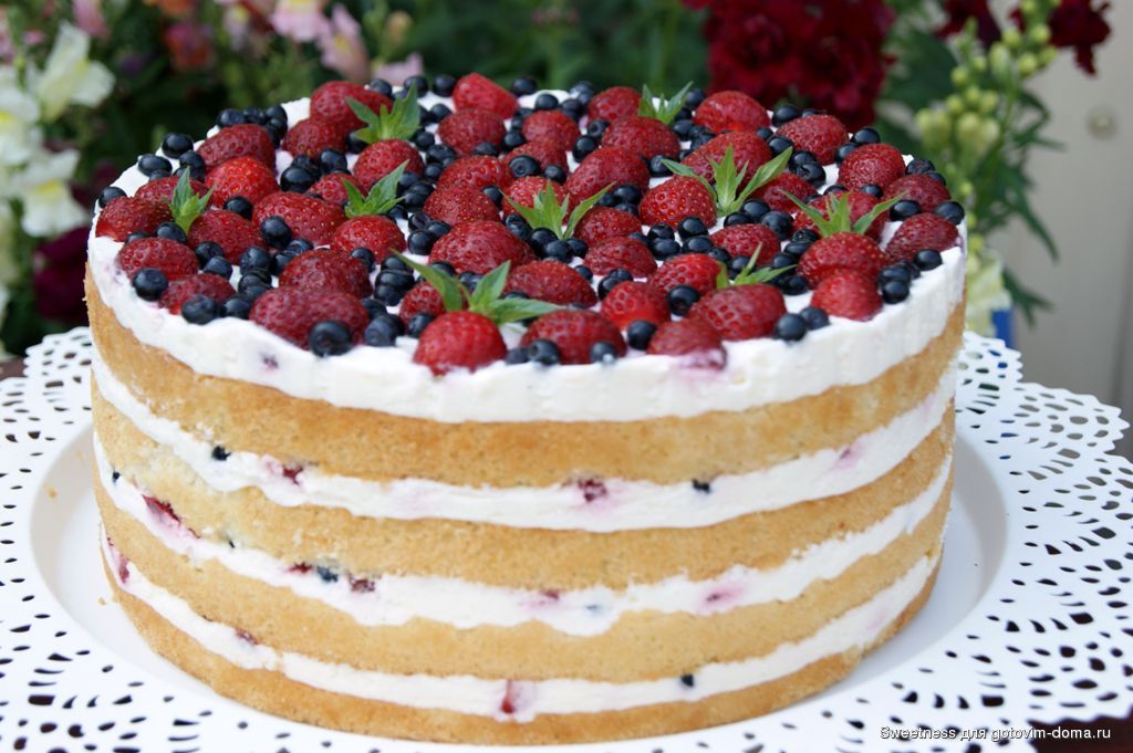 Творожный торт с ягодами. Бисквитный торт. Торт с ягодами. Торт с фруктами и ягодами. Красивый бисквитный торт.