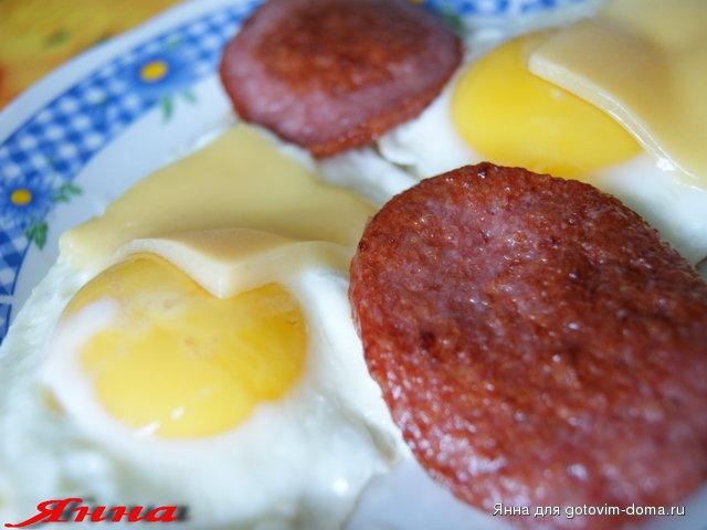 глазунья с колбасой и сыром.jpg