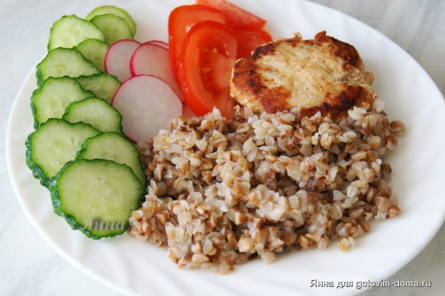 Куриная котлета с гречкой и овощами.jpg