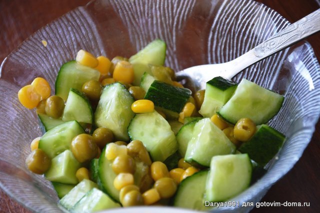 Салат из огурцов горошка и кукурузы.JPG
