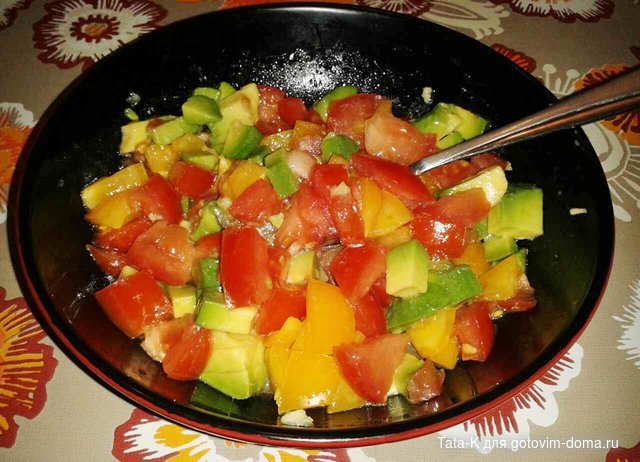 Быстрый салат с авокадо и помидорами.jpeg