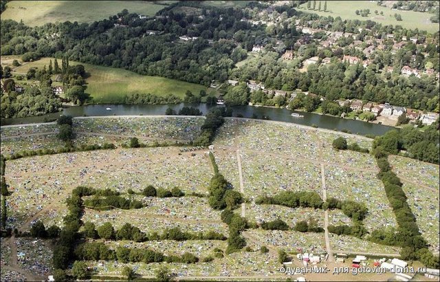 music_fans_leave_behind_a_mass_of_mess_in_reading_02.jpg