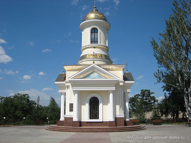 800px-The_chapel_of_Saint_Nicholas.jpg