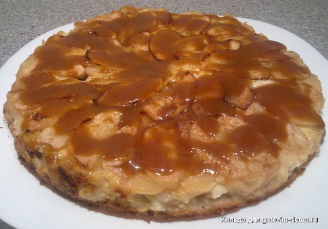 Пирог яблочный с творожным кремом и карамельным соусом1.jpg
