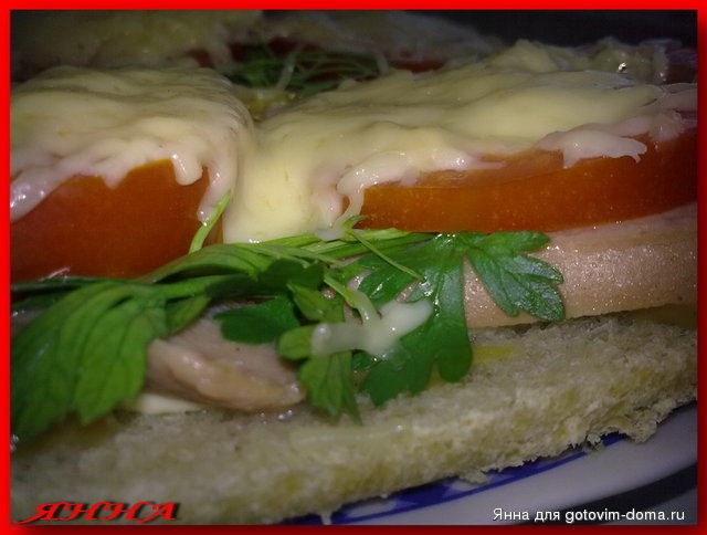 бутерброд с сосисками, помидорами, сыром и зеленью.jpg