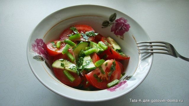 Салат из помидор с огурцами и перцем.JPG