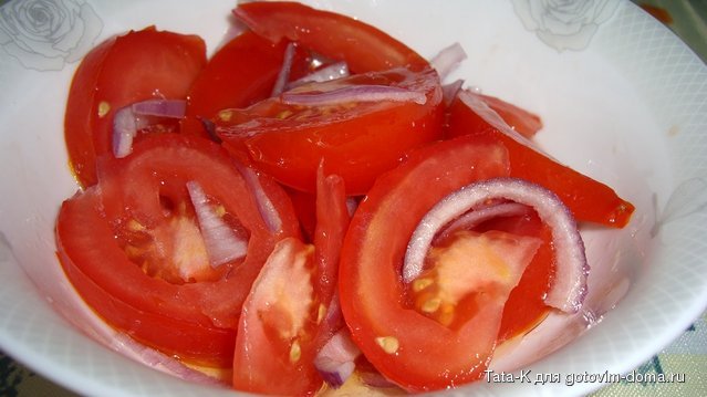 Салат из помидор и синего лука.JPG